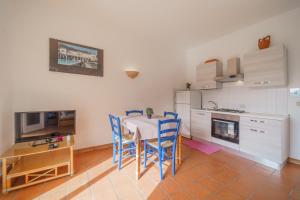 A kitchen or kitchenette at Appartamenti Baia Blu