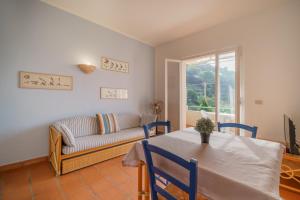 A bed or beds in a room at Appartamenti Baia Blu