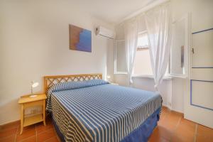 A bed or beds in a room at Appartamenti Baia Blu