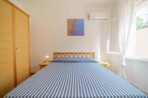 A bed or beds in a room at Appartamenti Baia Blu