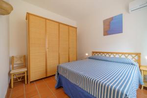 A bed or beds in a room at Appartamenti Baia Blu