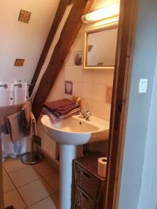 Bilik mandi di La Mansarde: appartement tout confort à Vatan