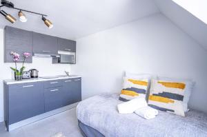 パリにある145 - Urban Pretty Studio in Center of Parisの小さなベッドルーム(ベッド1台付)、キッチンが備わります。