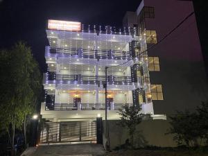een gebouw met 's nachts verlichting bij Skylight homestay in Dehradun