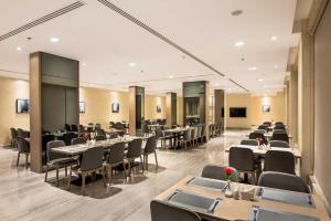 a dining room with tables and chairs at Aber Al Munsiyah in Riyadh