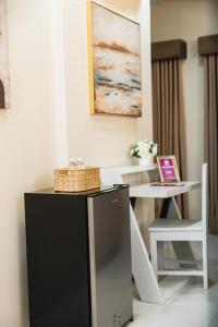 małą czarną lodówkę obok białego biurka w obiekcie Monica Midtown Suites w mieście General Santos