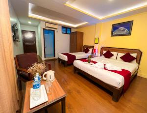 Postel nebo postele na pokoji v ubytování Thamel Grand Hotel + 37 fotografií