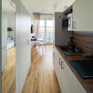 una cucina con lavandino e piano di lavoro di MyRoom Apartment in Munich a Monaco