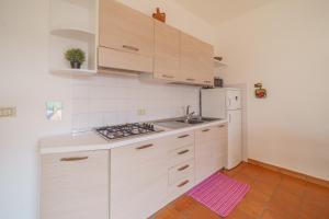 A kitchen or kitchenette at Appartamenti Baia Blu