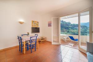 A television and/or entertainment centre at Appartamenti Baia Blu
