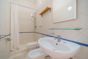 A bathroom at Appartamenti Baia Blu