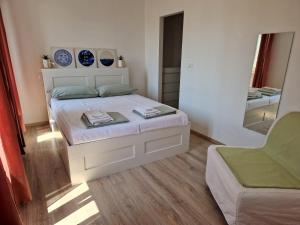 Casa Rafut في غوريزيا: غرفة نوم بسرير كبير ومرآة