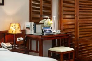Voodi või voodid majutusasutuse Hanoi Nostalgia Hotel & Spa toas