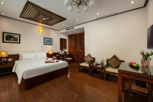 Voodi või voodid majutusasutuse Hanoi Nostalgia Hotel & Spa toas