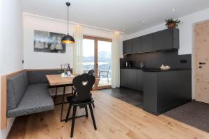 Kuchyň nebo kuchyňský kout v ubytování HAUSERHOF CHALET in Villanders - moderne Wohnungen mit 2 Badezimmer und 2 Schlafzimmer