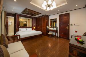 Voodi või voodid majutusasutuse Hanoi Nostalgia Hotel & Spa toas