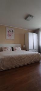 ein Schlafzimmer mit einem großen Bett in einem Zimmer in der Unterkunft Fruza family apartment in Riga in Riga