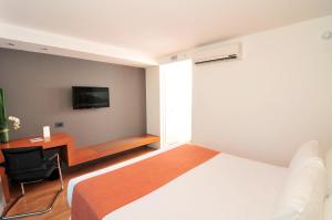 Televiisor ja/või meelelahutuskeskus majutusasutuses BIT Design Hotel