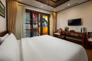 Voodi või voodid majutusasutuse Hanoi Nostalgia Hotel & Spa toas