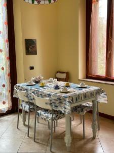 uma mesa de jantar com uma toalha de mesa azul e branca em B&B In Liberty Style em Settimo Milanese
