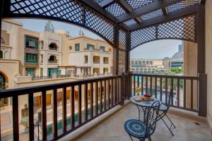 ドバイにあるDurrani Homes - Souk Al Bahar Living Besides Burj khalifa & Fountainのバルコニー(テーブル、椅子付)