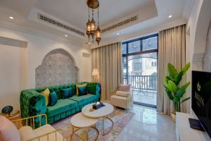 ドバイにあるDurrani Homes - Souk Al Bahar Living Besides Burj khalifa & Fountainのリビングルーム(緑のソファ、テーブル付)