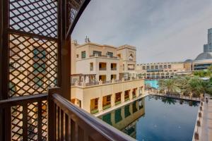 ドバイにあるDurrani Homes - Souk Al Bahar Living Besides Burj khalifa & Fountainのスイミングプール付きのホテルのバルコニーから景色を望めます。