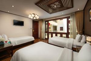 Voodi või voodid majutusasutuse Hanoi Nostalgia Hotel & Spa toas