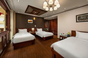 Voodi või voodid majutusasutuse Hanoi Nostalgia Hotel & Spa toas