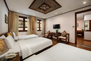 Voodi või voodid majutusasutuse Hanoi Nostalgia Hotel & Spa toas