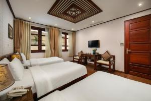 Voodi või voodid majutusasutuse Hanoi Nostalgia Hotel & Spa toas