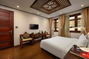 Televiisor ja/või meelelahutuskeskus majutusasutuses Hanoi Nostalgia Hotel & Spa