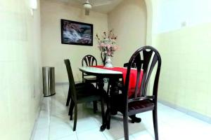 Μια τηλεόραση ή/και κέντρο ψυχαγωγίας στο 5 Bedroom 2 Bathrooms End-lot House, 3 parkings - Ipoh, Tambun