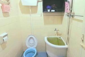 Ένα μπάνιο στο 5 Bedroom 2 Bathrooms End-lot House, 3 parkings - Ipoh, Tambun +32 φωτογραφίες