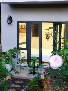 a front door of a house with a pink rose at Casa Vanilla Mang Den in Kon Von Kla