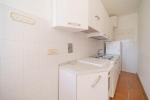 A kitchen or kitchenette at Appartamenti Baia Blu
