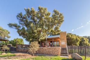 una casa con un árbol delante de ella en Bergsicht Country Farm Cottages, en Tulbagh