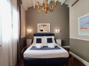 Säng eller sängar i ett rum på Dimora Bellini by Hotel Bellini sas