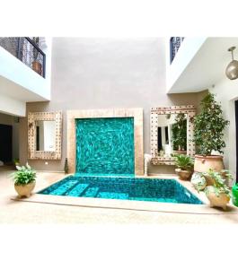uma piscina no meio de uma casa em RIAD HAWWA JANNA - Privatif em Marrakech