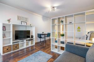 salon z białymi półkami i telewizorem w obiekcie dFive River View Apartment w Budapeszcie