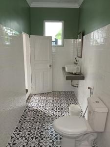 een badkamer met een toilet en een wastafel bij Little Escape Guesthouse Nesat in Phumĭ Chroŭy Svay