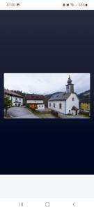 una imagen en blanco y negro de una iglesia blanca en Himmlisch Urlauben in Pichl, en Schladming