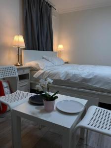 1 dormitorio con 1 cama, mesa y sillas en Lovely Studio Apartment in London, en Londres