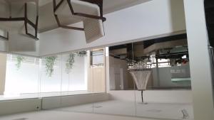 a room with a glass wall with a basket in it at Premium Palace Hotel in Ariquemes
