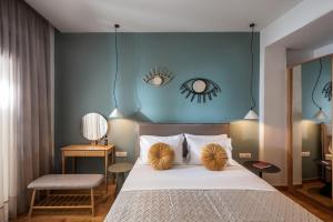 Schlafzimmer mit einem Bett mit blauer Wand in der Unterkunft Kipos Boutique Suites in Iraklio