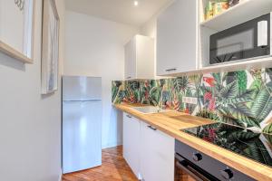 Kuchnia lub aneks kuchenny w obiekcie Ambiance Jungle et Cocon en hyper centre pour 2, 4 ou 6 pers - MyLittleStay