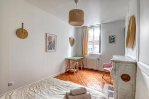 Łóżko lub łóżka w pokoju w obiekcie Ambiance Jungle et Cocon en hyper centre pour 2, 4 ou 6 pers - MyLittleStay