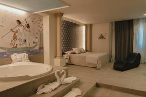 a bathroom with a tub and a bed and a bath tub at Valle del Nilo in Ventas de Poyo