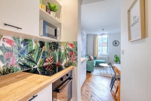 Kuchnia lub aneks kuchenny w obiekcie Ambiance Jungle et Cocon en hyper centre pour 2, 4 ou 6 pers - MyLittleStay