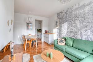 Kuchnia lub aneks kuchenny w obiekcie Ambiance Jungle et Cocon en hyper centre pour 2, 4 ou 6 pers - MyLittleStay